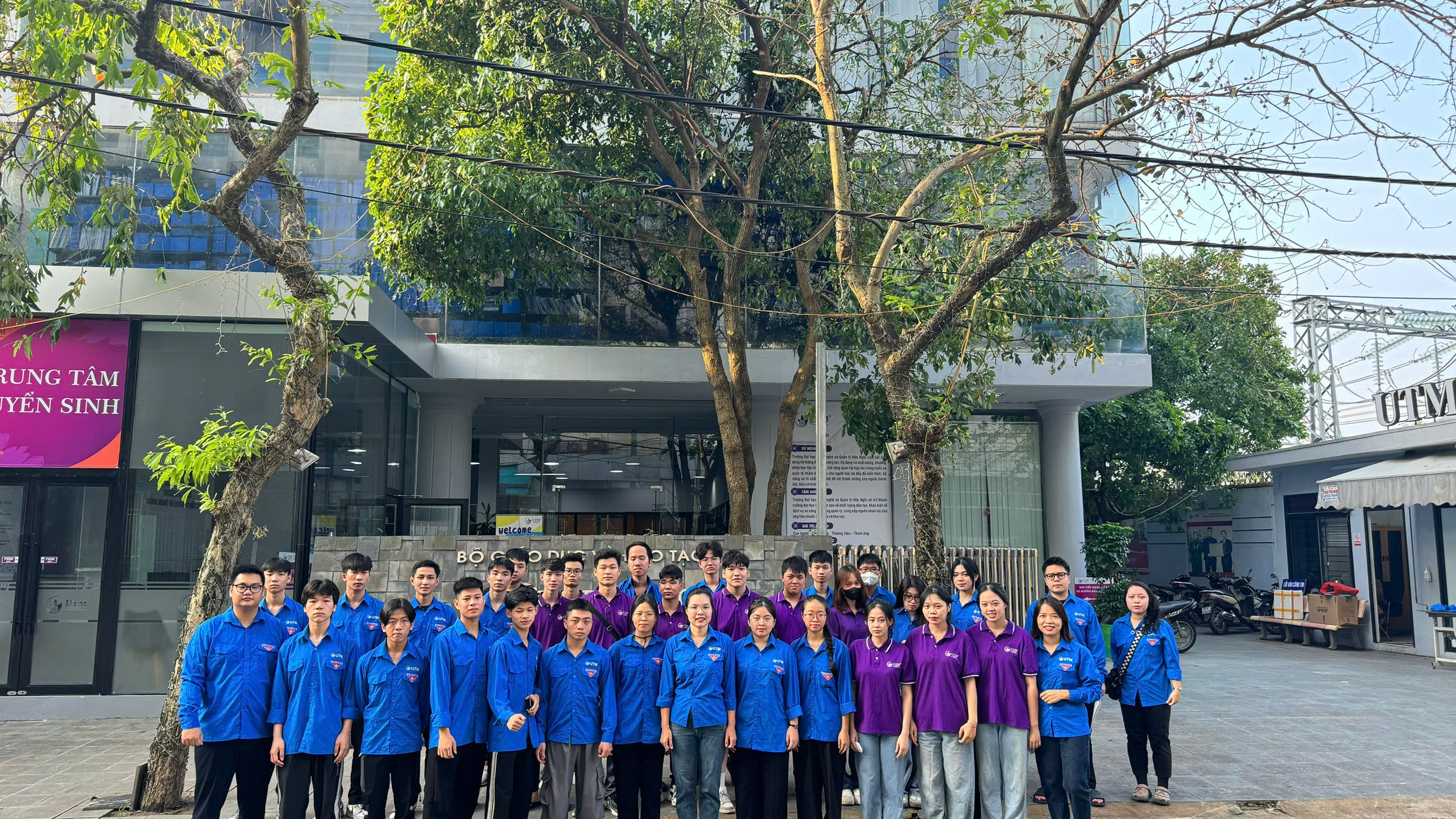 Sinh viên trường Đại học Công nghệ và Quản lý Hữu Nghị hỗ trợ khắc phục hậu quả mưa lũ